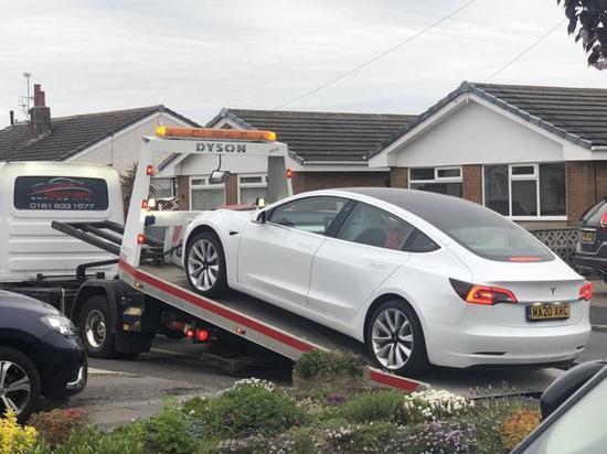 车主报料Model 3新车方向盘在驾驶中掉落