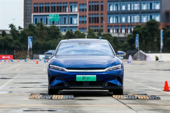 续航715km加速3.9s 汉EV创世版试驾体验