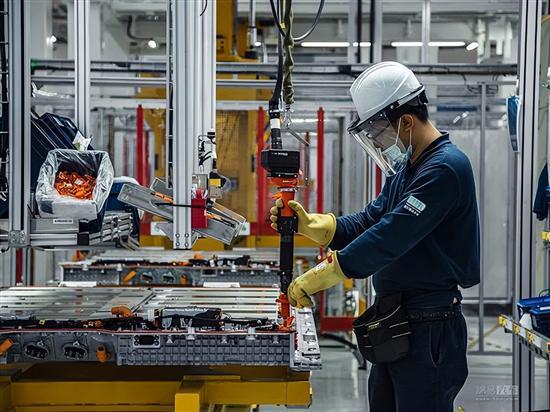将搭载于EQE上 国产新一代奔驰电池下线