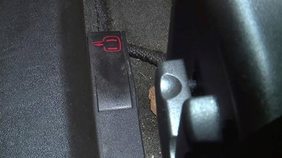 车门打不开 美车主被困凯迪拉克XLR内14小时