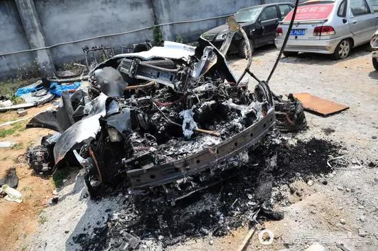 特斯拉国内再度起火电池被烧焦 事故调查中