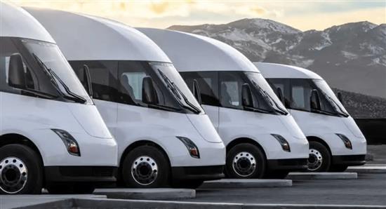 马斯克称Semi今年交付 Cybertruck明年交付