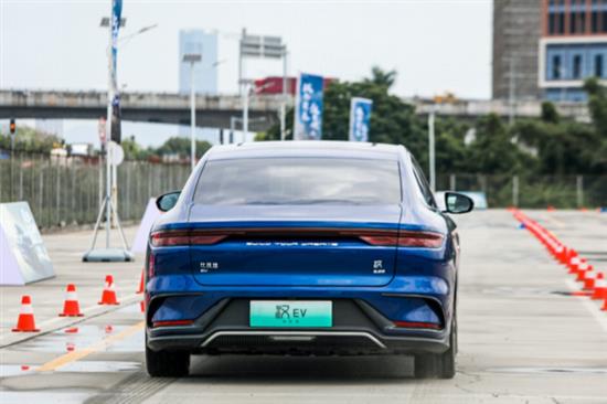 续航715km加速3.9s 汉EV创世版试驾体验